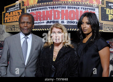 Schauspieler Sydney Poitier (L) kommt mit seiner Frau Joanna Shimkus (C) und ihre Tochter für die Premiere der motion picture sci-fi Thriller 'Grindhouse' im Orpheum Theater in Los Angeles am 26. März 2007. Der Film verfügt über zwei volle Länge Horrorfilme, 'Death Proof' und 'Planet Terror', geschrieben und unter der Regie von Quentin Tarantino und Robert Rodriguez. (UPI Foto/Jim Ruymen) Stockfoto