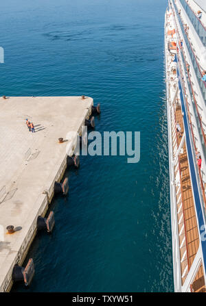 Kreuzfahrt Schiff nähert sich Dock am Hafen von Zadar in Kroatien Stockfoto