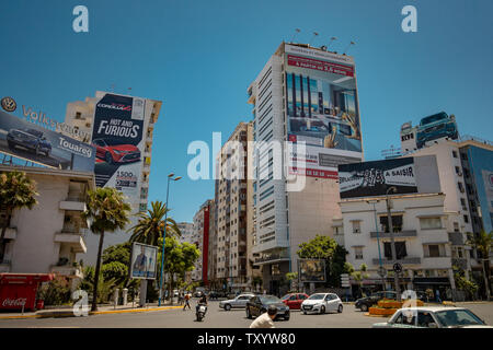 Casablanca, Marokko - 15. Juni 2019: Autos, Lastwagen und Taxis in der Mitte eines Staus Stockfoto