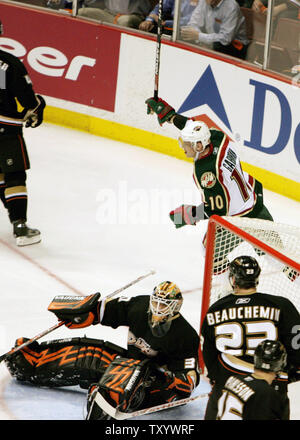 Minnesota Wild rechten Flügel Marian Gaborik (10) runden das Netz nach ein Assist gegen Anaheim Mighty Ducks Torwart Jean-Sebastien Giguere, von unten links, Verteidiger Francois Beauchemin und center Samuel Pahlsson während des Spiels eine der NHL Western Conference Viertelfinale 11. April 2007 in Anaheim, Kalifornien, die Mighty Ducks gewann 2-1. (UPI Foto/John Hayes) Stockfoto