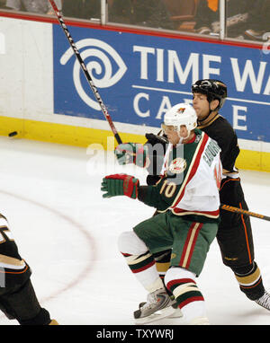 Minnesota Wild rechten Flügel Marian Gaborik(10) kollidiert Möglicherweise mit Anaheim Ducks defenseman Sean O onnell während der ersten Periode von Spiel eins der NHL Western Conference Viertelfinale 11. April 2007, in Anaheim, Calif. Die Mighty Ducks gewann 2-1. (UPI Foto/John Hayes) Stockfoto