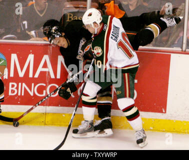 Anaheim Mighty Ducks rechten Flügel Teemu Selanne von Finnland bereitet eine Off-balance-Pass während der dritten Periode von Spiel eins der NHL Western Conference Viertelfinale 11. April 2007 über die Verteidigung der Minnesota Wild rechten Flügel Marian Gaborik (10), in Anaheim, Kalifornien. Die Mighty Ducks gewann 2-1. (UPI Foto/John Hayes) Stockfoto