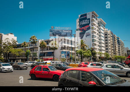 Casablanca, Marokko - 15. Juni 2019: Autos, Lastwagen und Taxis in der Mitte eines Staus Stockfoto