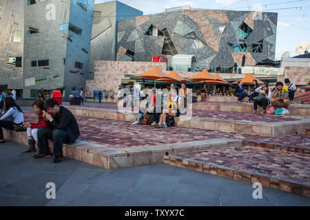 Nicht identifizierte Personen in der Federation Square in Melbourne, Australien entspannen Stockfoto