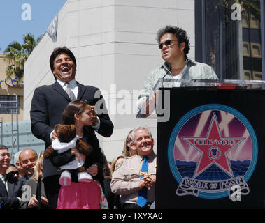 Schauspieler Erik Estrada (L), der für seine Rolle als Officer Frank "ponch" Poncherello in der 1977-1983 TV-Serie "Chips" reagiert mit Tochter Francesca auf die Bemerkungen von Freund Paul Rodriguez (R) während der Zeremonien Enthüllung estradas Stern auf dem Hollywood des Ruhmes in Los Angeles am 19. April 2007 laufen bekannt. (UPI Foto/Jim Ruymen) Stockfoto