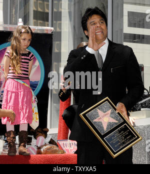 Schauspieler Erik Estrada (R), der für seine Rolle als Officer Frank "ponch" Poncherello in der 1977-1983 TV-Serie "Chips" reagiert mit Tochter Francesca während der Zeremonien Enthüllung estradas Stern auf dem Hollywood des Ruhmes in Los Angeles am 19. April 2007 laufen bekannt. (UPI Foto/Jim Ruymen) Stockfoto