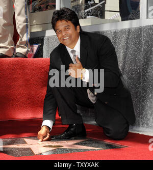 Schauspieler Erik Estrada, der für seine Rolle als Officer Frank "ponch" Poncherello in der 1977-1983 TV-Serie "Chips" kniet neben seinem neu enthüllt Stern während der Zeremonien auf der Hollywood des Ruhmes in Los Angeles am 19. April 2007 laufen bekannt. (UPI Foto/Jim Ruymen) Stockfoto