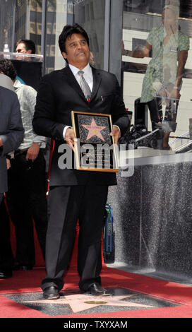 Schauspieler Erik Estrada, der für seine Rolle als Officer Frank "ponch" Poncherello in der 1977-1983 TV-Serie "Chips" hält eine Replik Plakette neben seinem neu enthüllt Stern auf dem Hollywood Walk of Fame in Los Angeles am 19. April 2007 bekannt. "CHiPS" auf die Großtaten von zwei California Highway Patrol Offiziere basierte. (UPI Foto/Jim Ruymen) Stockfoto