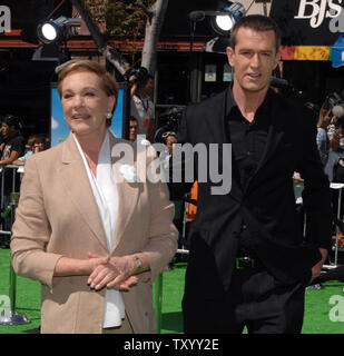 Schauspielerin Julie Andrews, die Stimme der Königin Lillian und Schauspieler Rupert Everett, die Stimme von Prince Charming in der animierte motion picture Shrek der Dritte' für die Premiere des Films in der Westwood Abschnitt von Los Angeles am 6. Mai 2007 eintreffen. (UPI Foto/Jim Ruymen) Stockfoto