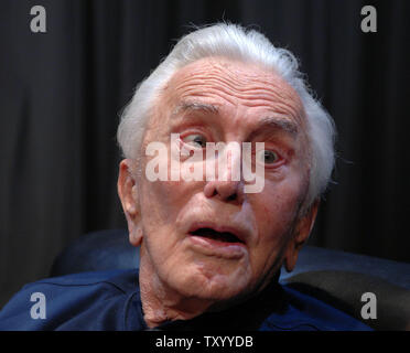 Kirk Douglas Witze mit Fotografen vor ein Live-interview auf der Bühne von Dennis Miller über seine Memoiren, "Let's Face It: 90 Jahre zu leben, zu lieben und zu lernen", in Culver City, Kalifornien am 14. Mai 2007. Dies ist das erste Mal, Douglas live auf der Bühne von seinem eigenen Theater wird angezeigt. (UPI Foto/Jim Ruymen) Stockfoto