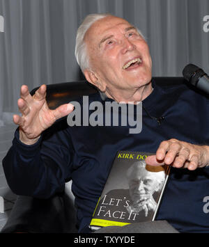 Kirk Douglas Witze mit Fotografen vor ein Live-interview auf der Bühne von Dennis Miller über seine Memoiren, "Let's Face It: 90 Jahre zu leben, zu lieben und zu lernen", in Culver City, Kalifornien am 14. Mai 2007. Dies ist das erste Mal, Douglas live auf der Bühne von seinem eigenen Theater wird angezeigt. (UPI Foto/Jim Ruymen) Stockfoto