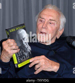 Kirk Douglas Witze mit Fotografen vor ein Live-interview auf der Bühne von Dennis Miller über seine Memoiren, "Let's Face It: 90 Jahre zu leben, zu lieben und zu lernen", in Culver City, Kalifornien am 14. Mai 2007. Dies ist das erste Mal, Douglas live auf der Bühne von seinem eigenen Theater wird angezeigt. (UPI Foto/Jim Ruymen) Stockfoto