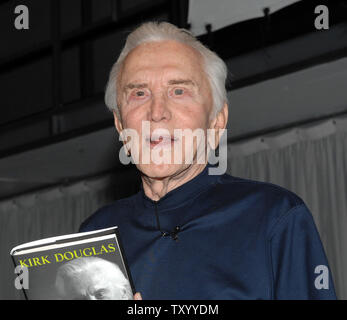 Kirk Douglas Witze mit Fotografen vor ein Live-interview auf der Bühne von Dennis Miller über seine Memoiren, "Let's Face It: 90 Jahre zu leben, zu lieben und zu lernen", in Culver City, Kalifornien am 14. Mai 2007. Dies ist das erste Mal, Douglas live auf der Bühne von seinem eigenen Theater wird angezeigt. (UPI Foto/Jim Ruymen) Stockfoto