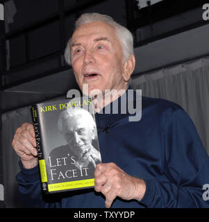 Kirk Douglas Witze mit Fotografen vor ein Live-interview auf der Bühne von Dennis Miller über seine Memoiren, "Let's Face It: 90 Jahre zu leben, zu lieben und zu lernen", in Culver City, Kalifornien am 14. Mai 2007. Dies ist das erste Mal, Douglas live auf der Bühne von seinem eigenen Theater wird angezeigt. (UPI Foto/Jim Ruymen) Stockfoto