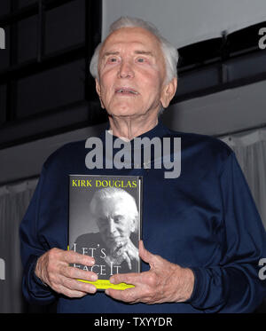 Kirk Douglas Witze mit Fotografen vor ein Live-interview auf der Bühne von Dennis Miller über seine Memoiren, "Let's Face It: 90 Jahre zu leben, zu lieben und zu lernen", in Culver City, Kalifornien am 14. Mai 2007. Dies ist das erste Mal, Douglas live auf der Bühne von seinem eigenen Theater wird angezeigt. (UPI Foto/Jim Ruymen) Stockfoto