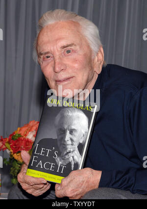 Kirk Douglas Witze mit Fotografen vor ein Live-interview auf der Bühne von Dennis Miller über seine Memoiren, "Let's Face It: 90 Jahre zu leben, zu lieben und zu lernen", in Culver City, Kalifornien am 14. Mai 2007. Dies ist das erste Mal, Douglas live auf der Bühne von seinem eigenen Theater wird angezeigt. (UPI Foto/Jim Ruymen) Stockfoto