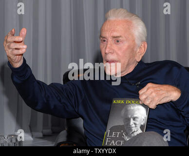 Kirk Douglas Witze mit Fotografen vor ein Live-interview auf der Bühne von Dennis Miller über seine Memoiren, "Let's Face It: 90 Jahre zu leben, zu lieben und zu lernen", in Culver City, Kalifornien am 14. Mai 2007. Dies ist das erste Mal, Douglas live auf der Bühne von seinem eigenen Theater wird angezeigt. (UPI Foto/Jim Ruymen) Stockfoto