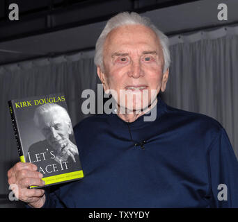 Kirk Douglas Witze mit Fotografen vor ein Live-interview auf der Bühne von Dennis Miller über seine Memoiren, "Let's Face It: 90 Jahre zu leben, zu lieben und zu lernen", in Culver City, Kalifornien am 14. Mai 2007. Dies ist das erste Mal, Douglas live auf der Bühne von seinem eigenen Theater wird angezeigt. (UPI Foto/Jim Ruymen) Stockfoto