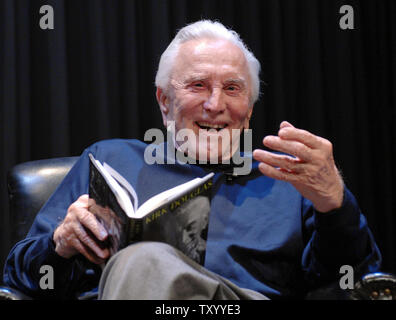 Kirk Douglas Witze mit Fotografen vor ein Live-interview auf der Bühne von Dennis Miller über seine Memoiren, "Let's Face It: 90 Jahre zu leben, zu lieben und zu lernen", in Culver City, Kalifornien am 14. Mai 2007. Dies ist das erste Mal, Douglas live auf der Bühne von seinem eigenen Theater wird angezeigt. (UPI Foto/Jim Ruymen) Stockfoto