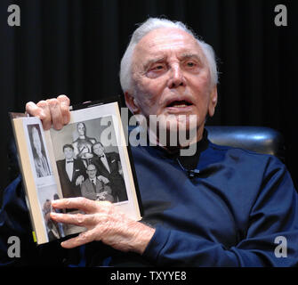 Kirk Douglas Witze mit Fotografen vor ein Live-interview auf der Bühne von Dennis Miller über seine Memoiren, "Let's Face It: 90 Jahre zu leben, zu lieben und zu lernen", in Culver City, Kalifornien am 14. Mai 2007. Dies ist das erste Mal, Douglas live auf der Bühne von seinem eigenen Theater wird angezeigt. (UPI Foto/Jim Ruymen) Stockfoto