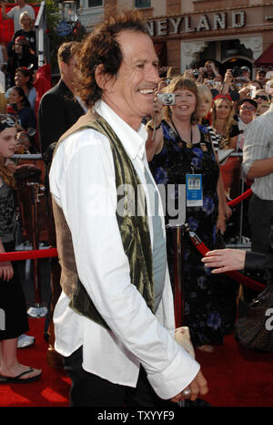 Warf Mitglied Keith Richards kommt für die Premiere von "Piraten der Karibischen Meere: Am Ende der Welt", im Disneyland in Anaheim, Kalifornien am 19. Mai 2007. (UPI Foto/Jim Ruymen) Stockfoto