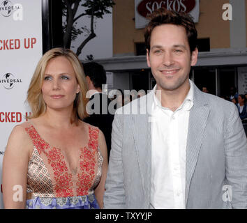 Cast Mitglied Paul Rudd und seine Frau Julie bei der Premiere der "Motion Picture dramatische Komödie 'Up' in Los Angeles klopfte am 21. Mai 2007 eintreffen. (UPI Foto/Jim Ruymen) Stockfoto