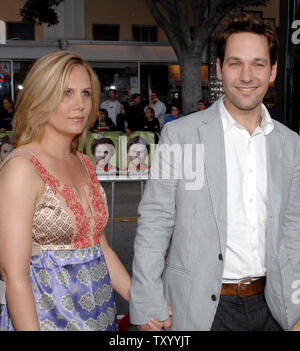 Cast Mitglied Paul Rudd und seine Frau Julie bei der Premiere der "Motion Picture dramatische Komödie 'Up' in Los Angeles klopfte am 21. Mai 2007 eintreffen. (UPI Foto/Jim Ruymen) Stockfoto