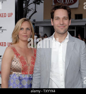 Cast Mitglied Paul Rudd und seine Frau Julie bei der Premiere der "Motion Picture dramatische Komödie 'Up' in Los Angeles klopfte am 21. Mai 2007 eintreffen. (UPI Foto/Jim Ruymen) Stockfoto