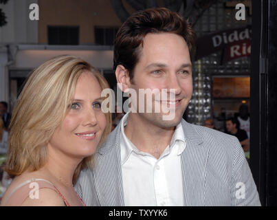 Cast Mitglied Paul Rudd und seine Frau Julie bei der Premiere der "Motion Picture dramatische Komödie 'Up' in Los Angeles klopfte am 21. Mai 2007 eintreffen. (UPI Foto/Jim Ruymen) Stockfoto