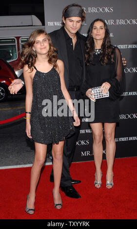 Demi Moore, ein Ensemble in der motion picture Thriller "Mr. Brooks, kommt mit ihrem Mann, dem Schauspieler Ashton Kutcher und ihre Tochter Tallulah Belle für die Premiere des Films am Grauman's Chinese Theater in Hollywood" in Los Angeles am 22. Mai 2007. (UPI Foto/Jim Ruymen) Stockfoto