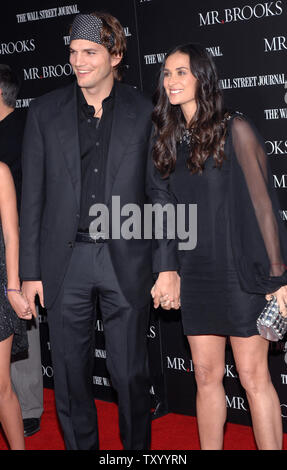 Demi Moore, ein Ensemble in der motion picture Thriller "Mr. Brooks, kommt mit ihrem Mann, dem Schauspieler Ashton Kutcher und ihre Tochter Tallulah Belle für die Premiere des Films am Grauman's Chinese Theater in Hollywood" in Los Angeles am 22. Mai 2007. (UPI Foto/Jim Ruymen) Stockfoto