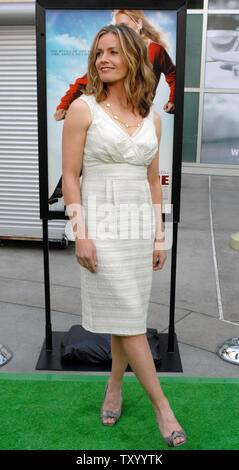 Elisabeth Shue, der Mitglied in der motion picture Drama "Gracie", kommt für die Premiere des Films in Los Angeles am 23. Mai 2007. "Gracie" wurde die Geschichte von einem 16-jährigen Mädchen, die nach einer familiären Tragödie ihr Leben verändert, für die gekämpft, und gewann das Recht für Frauen überall wettbewerbsfähige, Fußball zu spielen. (UPI Foto/Jim Ruymen) Stockfoto