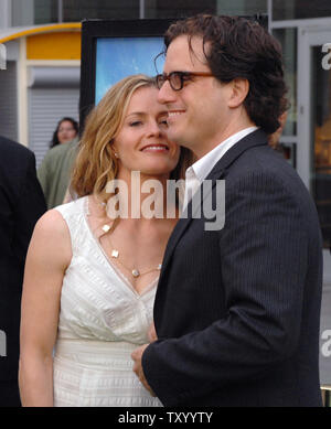 Elisabeth Shue, der Mitglied in der motion picture Drama "Gracie", kommt mit ihrem Ehemann und Regisseur Davis Guggenheim für die Premiere des Films in Los Angeles am 23. Mai 2007. "Gracie" wurde die Geschichte von einem 16-jährigen Mädchen, das nach einer familiären Tragödie ihr Leben verändert, für die gekämpft, und gewann das Recht für Frauen überall wettbewerbsfähige, Fußball zu spielen. (UPI Foto/Jim Ruymen) Stockfoto