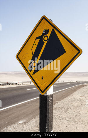 Huacho, Peru. 6. Mai 2011. Ein warnzeichen gesehen auf dem Panamerican Highway (Carretera Panamericana Norte) in Huacho. Credit: Ricardo Ribas/SOPA Images/ZUMA Draht/Alamy leben Nachrichten Stockfoto