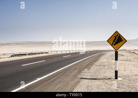 Huacho, Peru. 6. Mai 2011. Ein warnzeichen gesehen auf dem Panamerican Highway (Carretera Panamericana Norte) in Huacho. Credit: Ricardo Ribas/SOPA Images/ZUMA Draht/Alamy leben Nachrichten Stockfoto