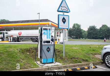 Elektrofahrzeug (EV) chargepoint Betrieben von GenierPoint Stockfoto