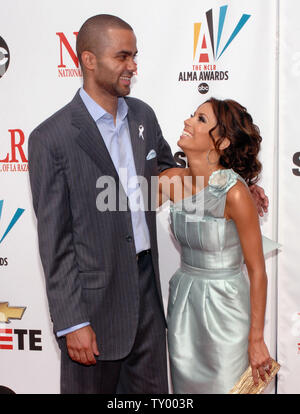 Schauspielerin Eva Longoria kommt mit ihr Verlobter, San Antonio Spurs" Basketballspieler Tony Parker das Aufnehmen des Nationalen Rates 2007 von La Raza ALMA Awards in Pasadena, Kalifornien am 1. Juni 2007 zu bewirten. Die ALMA Awards sind geplant zum 5. Juni im ABC Television Network. (UPI Foto/Jim Ruymen) Stockfoto