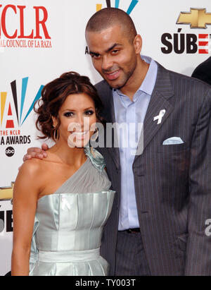 Schauspielerin Eva Longoria kommt mit ihr Verlobter, San Antonio Spurs" Basketballspieler Tony Parker das Aufnehmen des Nationalen Rates 2007 von La Raza ALMA Awards in Pasadena, Kalifornien am 1. Juni 2007 zu bewirten. Die ALMA Awards sind geplant zum 5. Juni im ABC Television Network. (UPI Foto/Jim Ruymen) Stockfoto