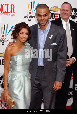 Schauspielerin Eva Longoria kommt mit ihr Verlobter, San Antonio Spurs" Basketballspieler Tony Parker das Aufnehmen des Nationalen Rates 2007 von La Raza ALMA Awards in Pasadena, Kalifornien am 1. Juni 2007 zu bewirten. Die ALMA Awards sind geplant zum 5. Juni im ABC Television Network. (UPI Foto/Jim Ruymen) Stockfoto