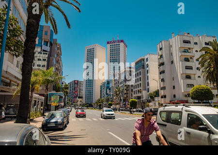 Casablanca, Marokko - 15. Juni 2019: Autos, Lastwagen und Taxis in der Mitte eines Staus Stockfoto