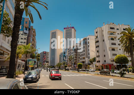 Casablanca, Marokko - 15. Juni 2019: Autos, Lastwagen und Taxis in der Mitte eines Staus Stockfoto