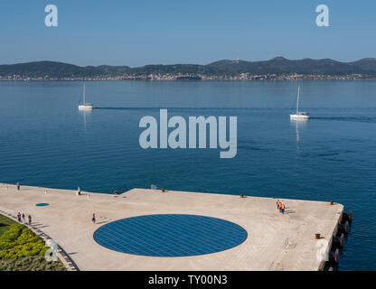 Denkmal für die Sonne am Hafen von Zadar in Kroatien Stockfoto