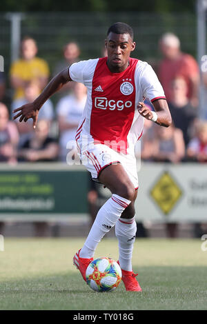 25. Juni 2019 Oldenzaal, Netherlans Fußball Ajax-v Quick 20 L-r: Ryan Gravenberch von Ajax Stockfoto