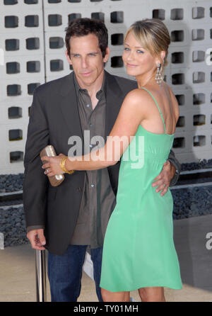 Ben Stiller und Christine Taylor kommen bei der Premiere von "Lizenz zu Wed" in Los Angeles am 25. Juni 2007. Der Film ist eine Komödie über einen Verlobten, der Reverend Frank (Robin Williams) narrensicher Ehe Vorbereitungskurs. (UPI Foto/John Hayes) Stockfoto