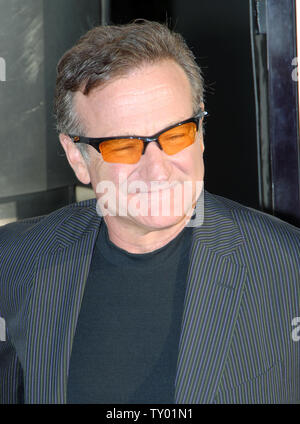 Schauspieler Robin Williams kommt bei der Premiere von "Lizenz zu Wed" in Los Angeles am 25. Juni 2007. (UPI Foto/John Hayes) Stockfoto