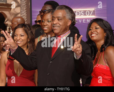 Reverend Al Sharpton (C) kommt mit Familie an der 2007 BET Awards in Los Angeles am 26. Juni 2007. (UPI Foto/Jim Ruymen) Stockfoto