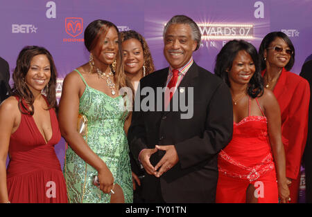 Reverend Al Sharpton (C) kommt mit Familie an der 2007 BET Awards in Los Angeles am 26. Juni 2007. (UPI Foto/Jim Ruymen) Stockfoto