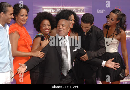 Sängerin und Schauspielerin Diana Ross (4.-L) einen Moment mit Barry Gordy, Vordergrund- und ihre Kinder Ross Arne Naess, Schauspielerin Tracee Ellis Ross, Rhonda Ross Kendrick, (Ross), Evan Ross und Chudney Ross an der 2007 BET Awards in Los Angeles am 26. Juni 2007. Diana Ross wurde mit dem Lifetime Achievement Award ausgezeichnet. (UPI Foto/Jim Ruymen) Stockfoto