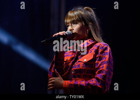 BARCELONA - 18. Mai: Aitana (Sänger von Operacion Triunfo anzeigen) führt im Konzert an Primavera Pop Festival am 18. Mai 2019 in Barcelona, Spanien. Stockfoto