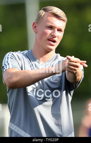 25. Juni 2019 Oldenzaal, Netherlans Fußball Ajax-v Quick 20 L-r: Perr Schuurs von Ajax Stockfoto